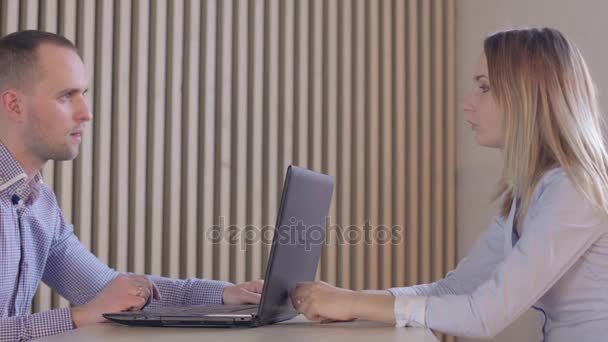 Sollicitatiegesprek concept - twee mensen uit het bedrijfsleven tijdens werving — Stockvideo
