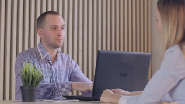 Concept d'entrevue d'emploi - deux hommes d'affaires pendant le recrutement — Video