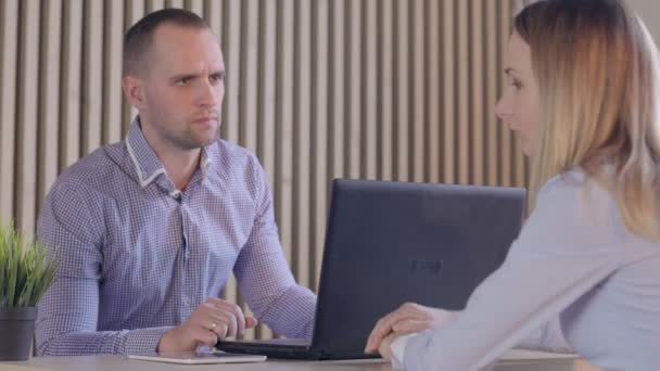 Jobb intervju koncept - två affärsmän under rekrytering — Stockvideo