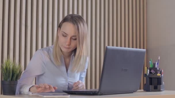 Businesswoman in office with laptop computer — Stock Video