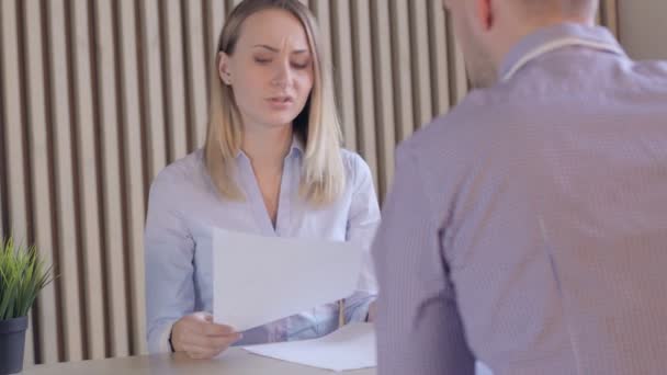 Deux collègues se disputent et l'homme s'en va — Video