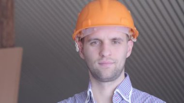 Genç Oluşturucusu kaliteli bina yapım aşamasında el hareketi.