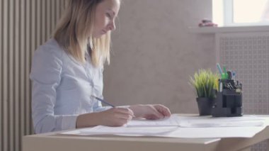 Planları bina ile Office masada oturan kadın mimarlar.