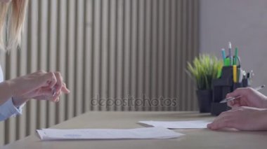 İş adamları kurumsal toplantı ve el sallayarak sırasında sözleşme imzalama.
