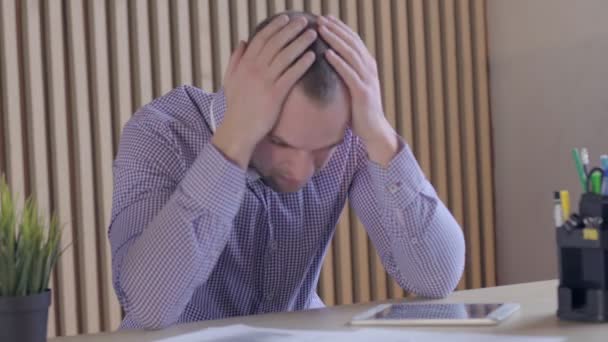 Overwhelmed businessman with headache working late at his office — Stock Video