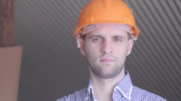 Joven constructor haciendo gestos de buena calidad en el edificio en construcción . — Vídeos de Stock