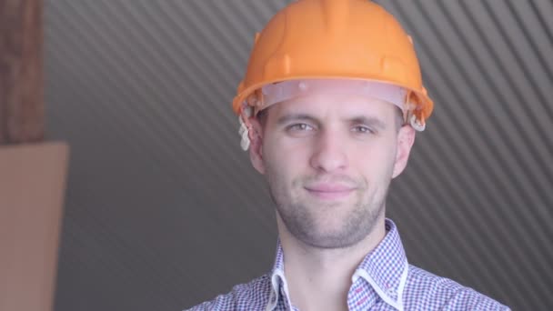 Jeune constructeur faisant des gestes de bonne qualité dans le bâtiment en construction . — Video