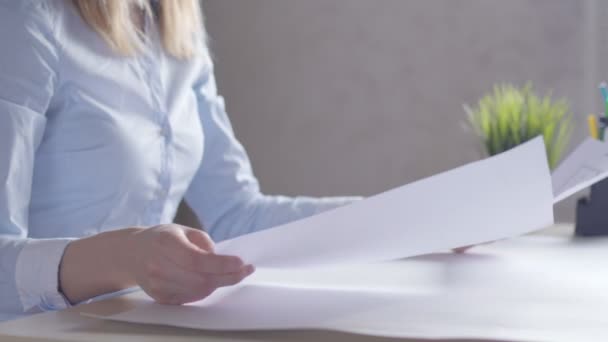 Architektinnen sitzen am Schreibtisch im Büro mit Bauplänen. — Stockvideo