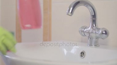 lavabo ve musluk sprey deterjan ile temizlik kadın banyoda evde, ev işleri yaparak. Sıra