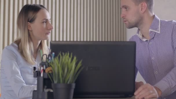 Besorgte Geschäftsleute im Büro mit Laptop und Dokumenten — Stockvideo