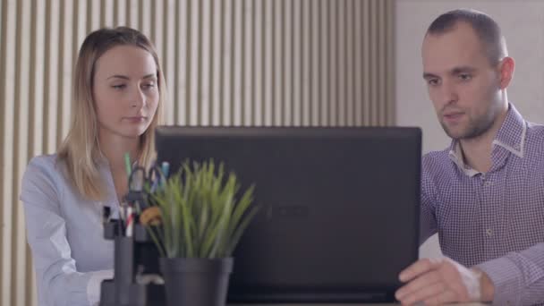 Besorgte Geschäftsleute im Büro mit Laptop und Dokumenten — Stockvideo