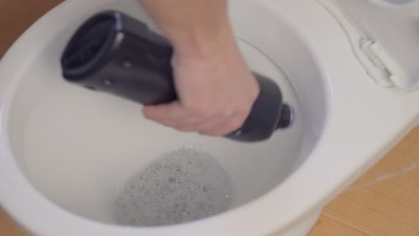 Mujer limpieza inodoro herramienta antibacteriana . — Vídeo de stock