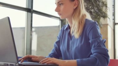 genç kadın ofiste dizüstü bilgisayar kullanırken hapşırma alerji ve sağlık sorunları