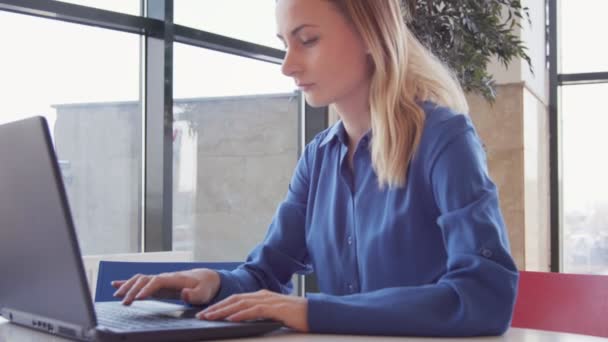 Mujer de negocios en la oficina con ordenador portátil — Vídeos de Stock