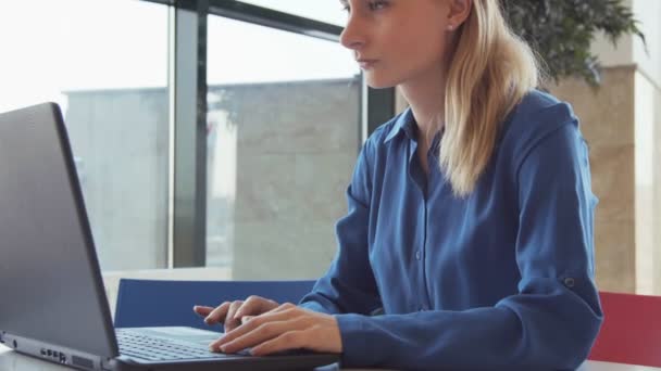 Bizneswoman w biurze z laptopem — Wideo stockowe