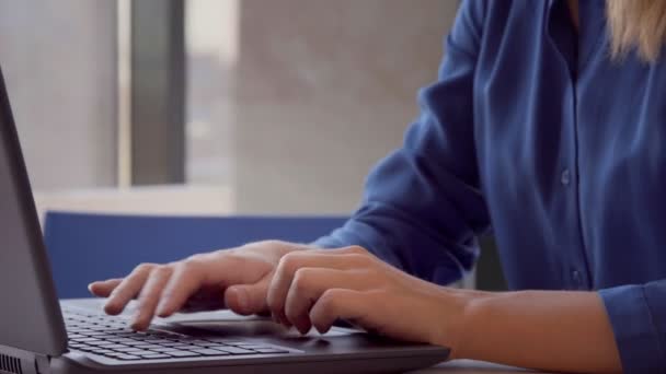 Жінка використовує сенсорний екран планшетного комп'ютера в кафе — стокове відео