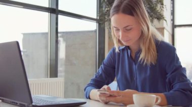 kadın SMS, SMS gönderme smartphone üzerinde çubuk