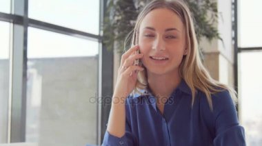 Kafede kahve gülüyor içme telefonda konuşmak Smartphone kadın. Güzel çok kültürlü genç kadın profesyonel sohbet cep telefonunda sahip.