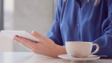 tablet kullanma ve kafede çay içme genç, güzel bir kadın