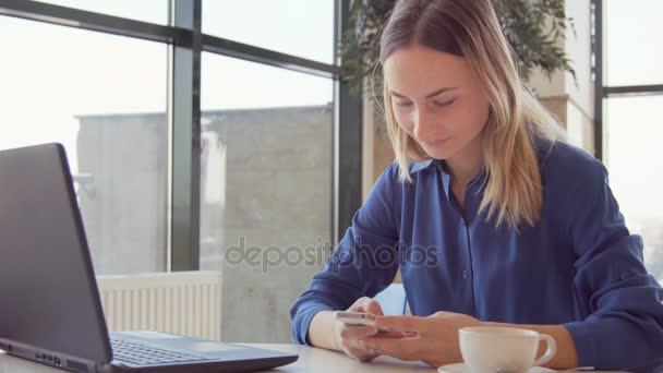 Mujer mensajes de texto, el envío de SMS en el teléfono inteligente en el bar — Vídeos de Stock