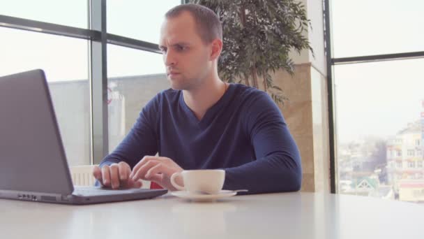 Торговець, що працює в офісі з ноутбуком — стокове відео