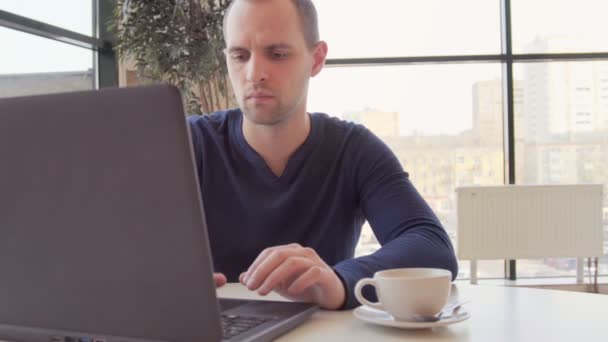 Affärsman som arbetar på datorn nap laptop — Stockvideo