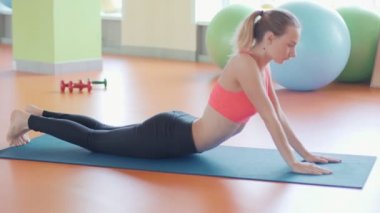 Pratik Yoga bir stüdyoda kapalı kadın