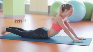 Kadın Yoga Poz Alıştırma Konsepti