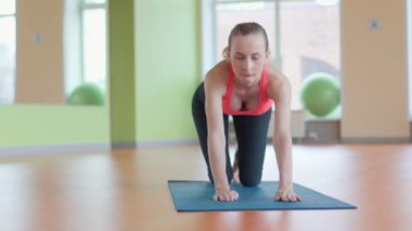 Kadın Yoga Poz Alıştırma Konsepti