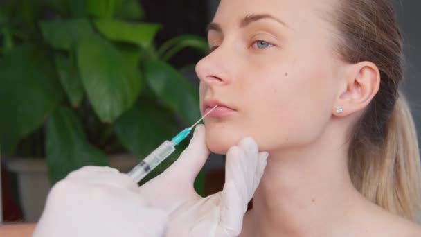 Schöne junge Frau bekommt Botox-Spritze — Stockvideo