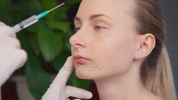 Cosmetische behandeling met botox injectie in een kliniek — Stockvideo