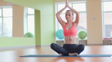 Arabuluculuk. Çekici genç Hintli kadın arabuluculuk