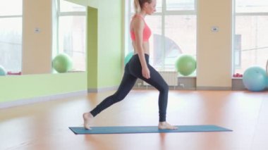 güzel sporcu kadın fitness kulübünde egzersiz.