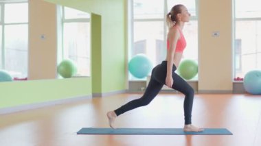 güzel sporcu kadın fitness kulübünde egzersiz.