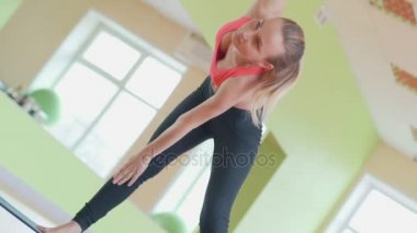 ince atletik kız kapalı yoga egzersizleri yapıyor. germe.