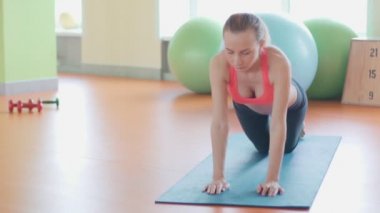 Omurga, köprü, onu geri evde çalışma dışarı uzanan kemer veya yoga sınıfı için egzersiz ısınma yapıyor kız.
