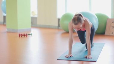 Omurga, köprü, onu geri evde çalışma dışarı uzanan kemer veya yoga sınıfı için egzersiz ısınma yapıyor kız.