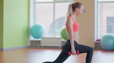 lunges dumbbells bir spor salonu ile iş kız