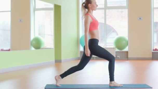 Mooie atleet vrouw uitoefenen in fitnessclub. — Stockvideo