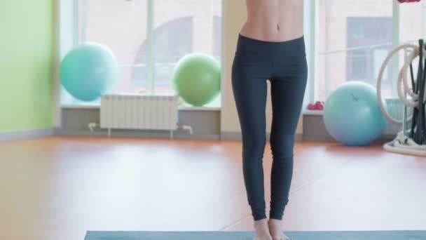 Визначена жінка втрачає вагу і вправу з гантелями — стокове відео