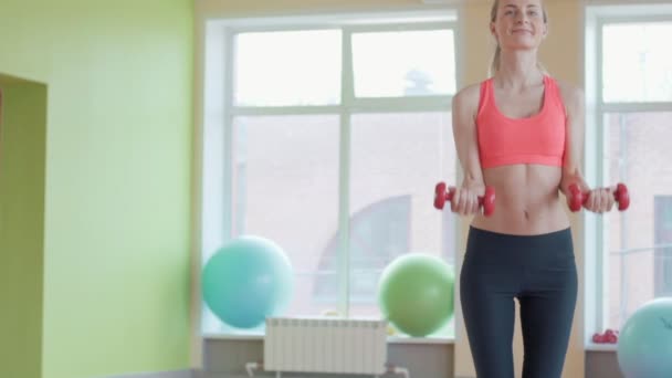 Studiový portrét krásné sportovní svalnatá žena cvičit s dvěma činkami — Stock video