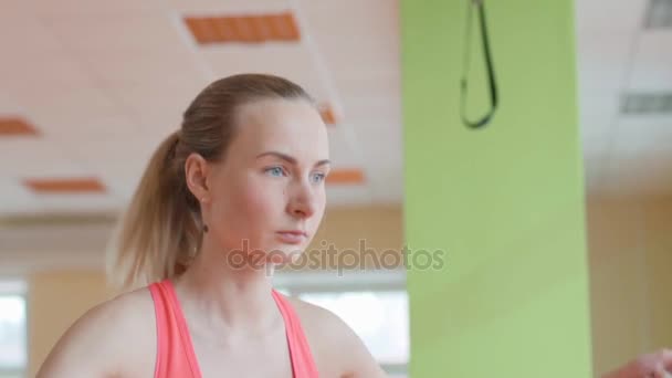 Concepto de fitness y estilo de vida - mujer haciendo deporte. chica con saltar la cuerda . — Vídeo de stock