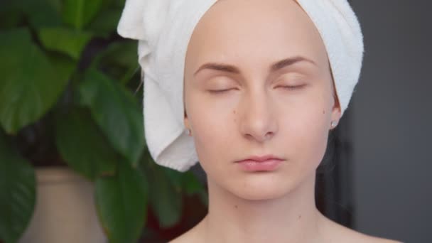 Close up de jovem mulher tendo uma injeção de botox no salão de beleza — Vídeo de Stock