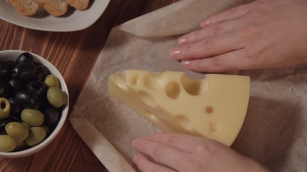 Groene olijven met kaas op een houten tafel — Stockvideo