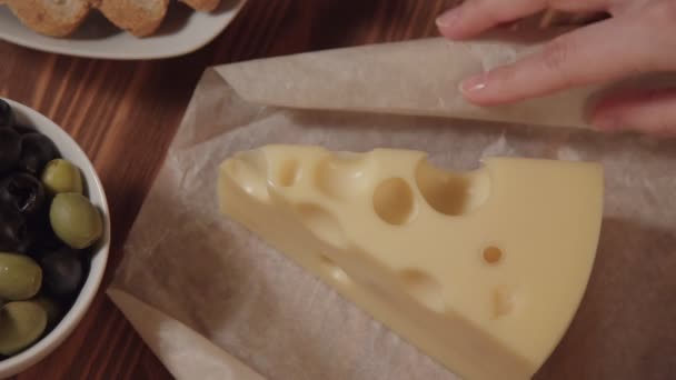 Pedaço de queijo, azeitona de pão e verdes — Vídeo de Stock