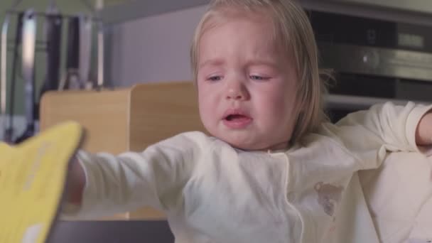 Портрет маленької дівчинки, що плаче і ридає — стокове відео