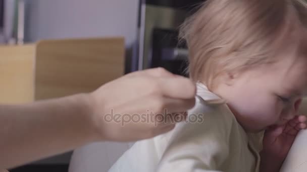 Мила маленька дівчинка з брудним обличчям не хоче їсти — стокове відео
