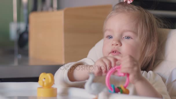 Kislány az asztalnál játszik — Stock videók