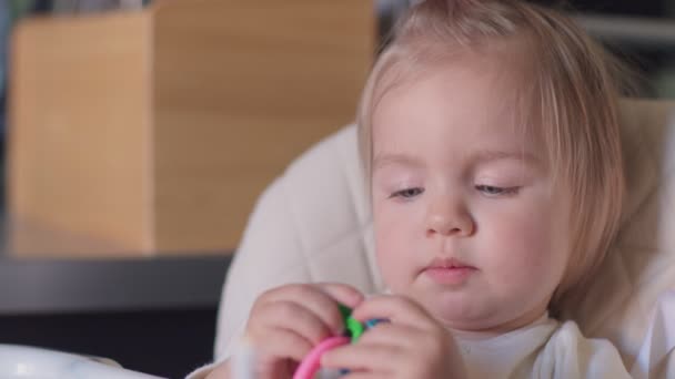 Kis baba lány a kamera Ásító portréja — Stock videók