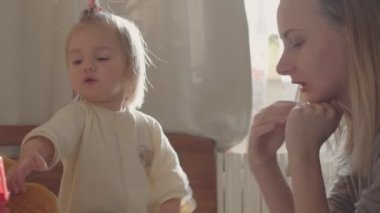 küçük bebek ile anne. Anne ve kızı birlikte oynamak.